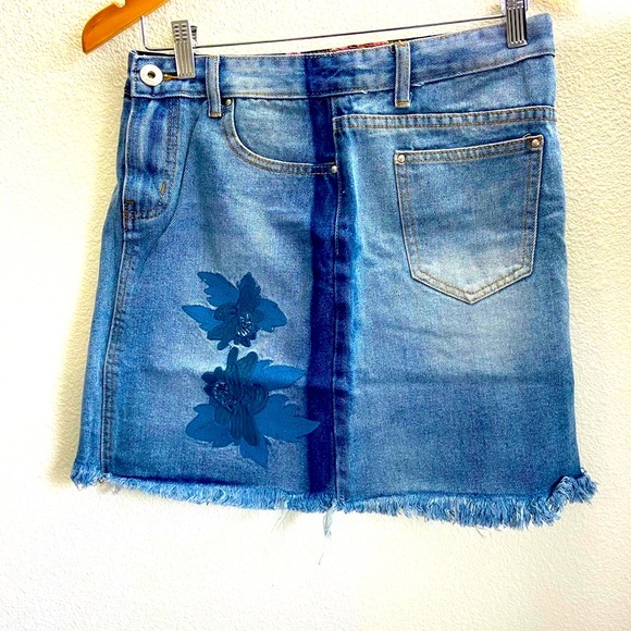 POL Jr Small Blue Jean Raw Edge Hem Etched flowers Denim Mini Skirt - Picture 2 of 5